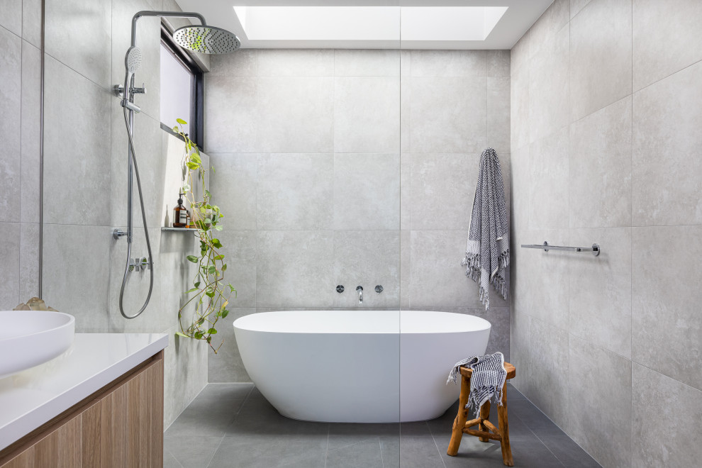 Стильный дизайн: ванная комната с отдельно стоящей ванной, душевой комнатой, серой плиткой, серыми стенами, открытым душем и тумбой под две раковины - последний тренд
