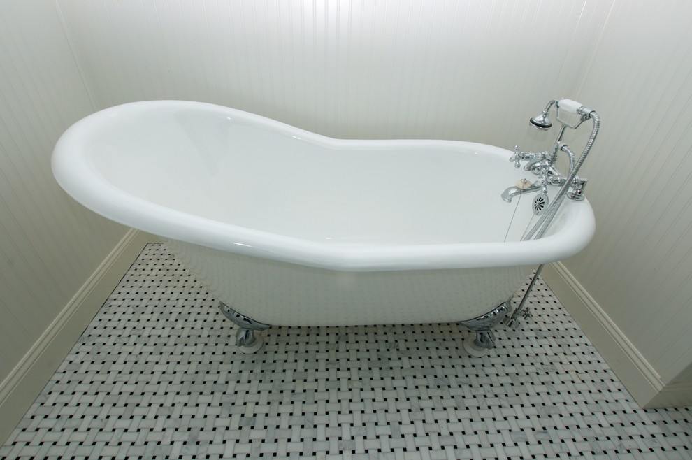 Esempio di una stanza da bagno con doccia vittoriana di medie dimensioni con vasca con piedi a zampa di leone, ante di vetro, WC a due pezzi, pareti blu, pavimento in linoleum e lavabo sospeso