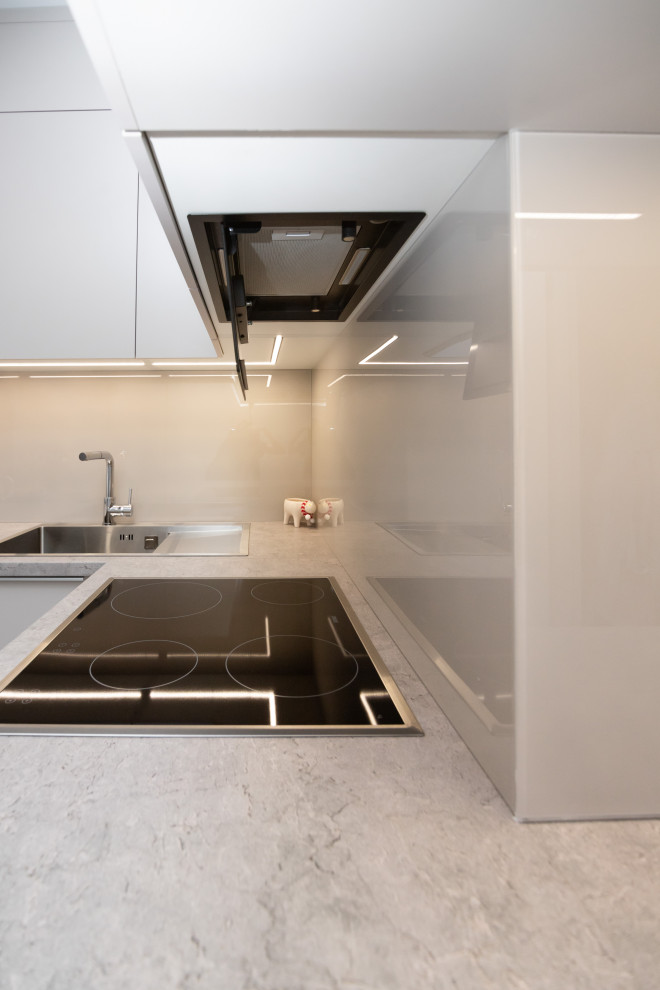 Современная угловая кухня в нежно-сером цвете