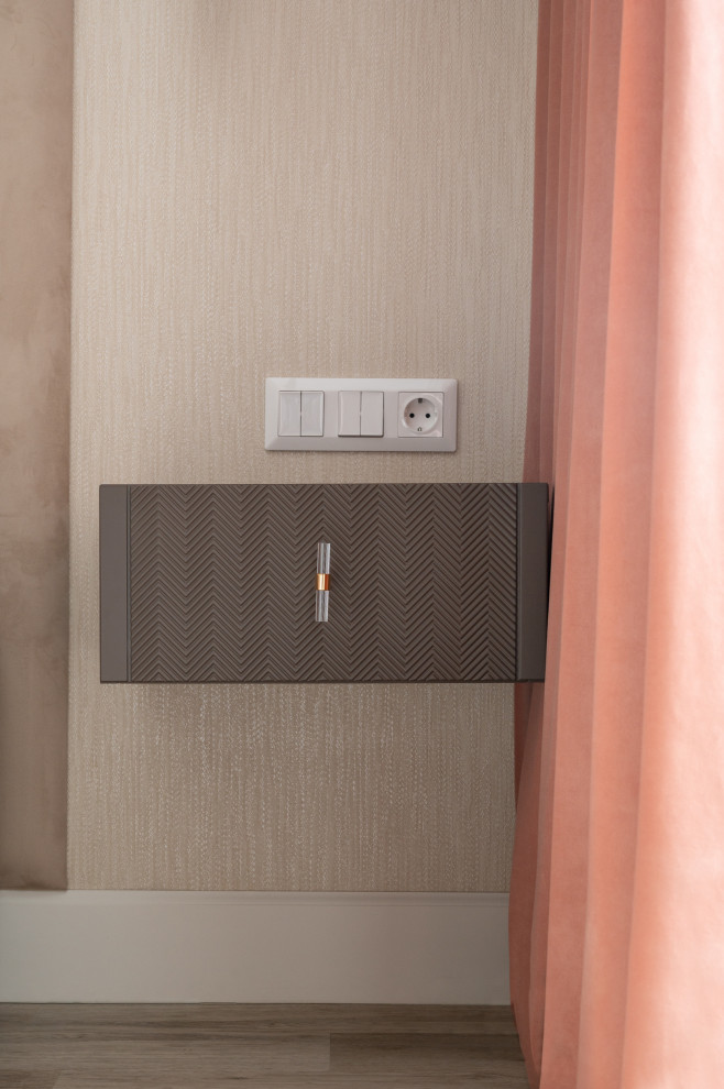 Тумбочка в спальню с фрезеровкой ёлочки