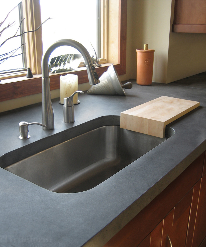 This is an example of a mid-sized contemporary l-shaped eat-in kitchen in New York with a single-bowl sink.