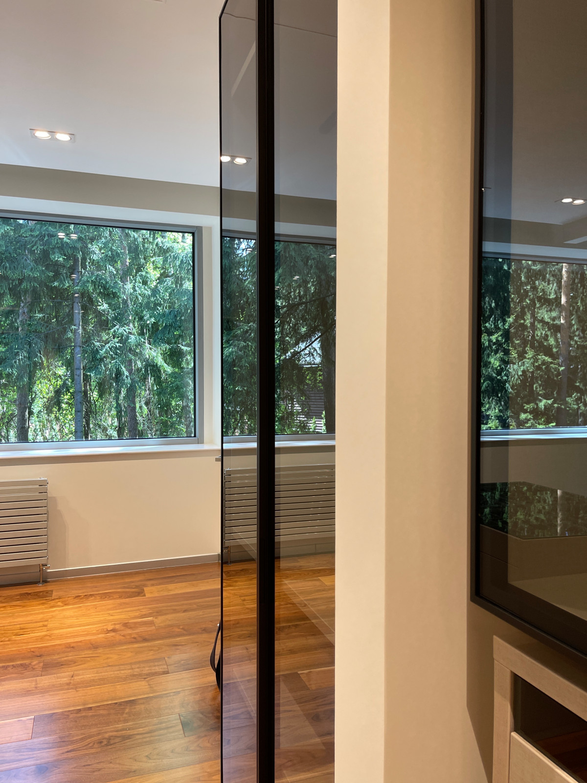 Распашной шкаф с системой RPE raumplus и Гардеробная система UNO raumplus