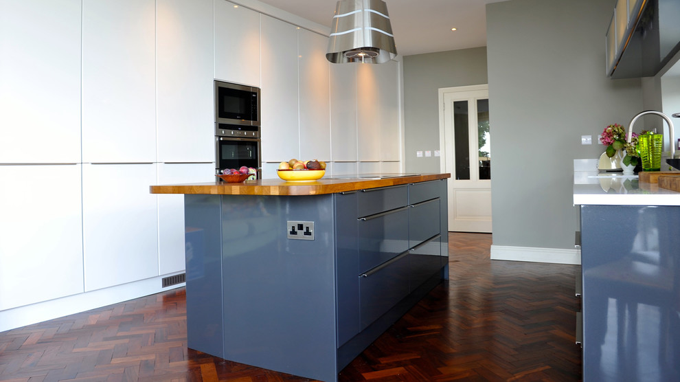 Photo of a mid-sized contemporary kitchen in Dublin with with island.