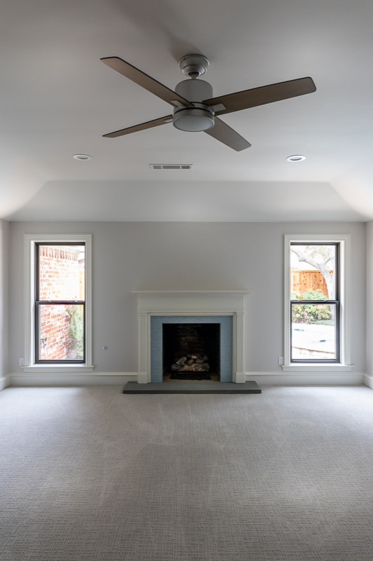 Aménagement d'une grande chambre classique avec un mur gris, une cheminée standard, un manteau de cheminée en carrelage, un sol gris et un plafond décaissé.