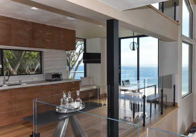 Malibu Ocean View home contemporary-vardagsrum