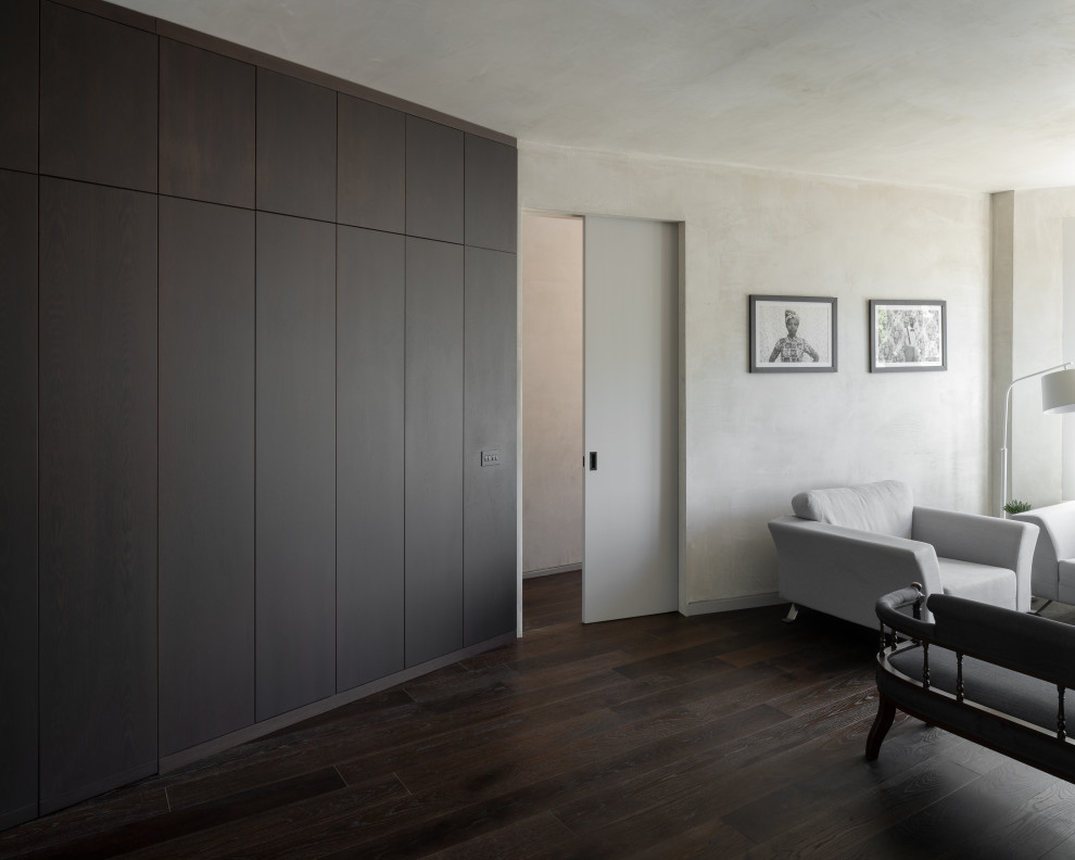 Mittelgroßes, Offenes Modernes Wohnzimmer mit weißer Wandfarbe und dunklem Holzboden in London