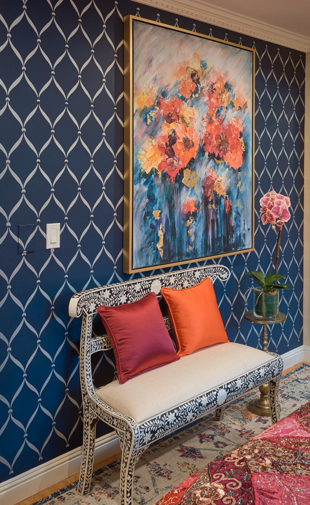 Ejemplo de habitación de invitados mediterránea pequeña sin chimenea con paredes multicolor, suelo de madera clara y suelo amarillo
