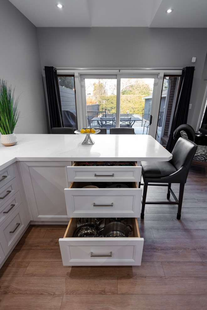 Example of a transitional kitchen design in Toronto
