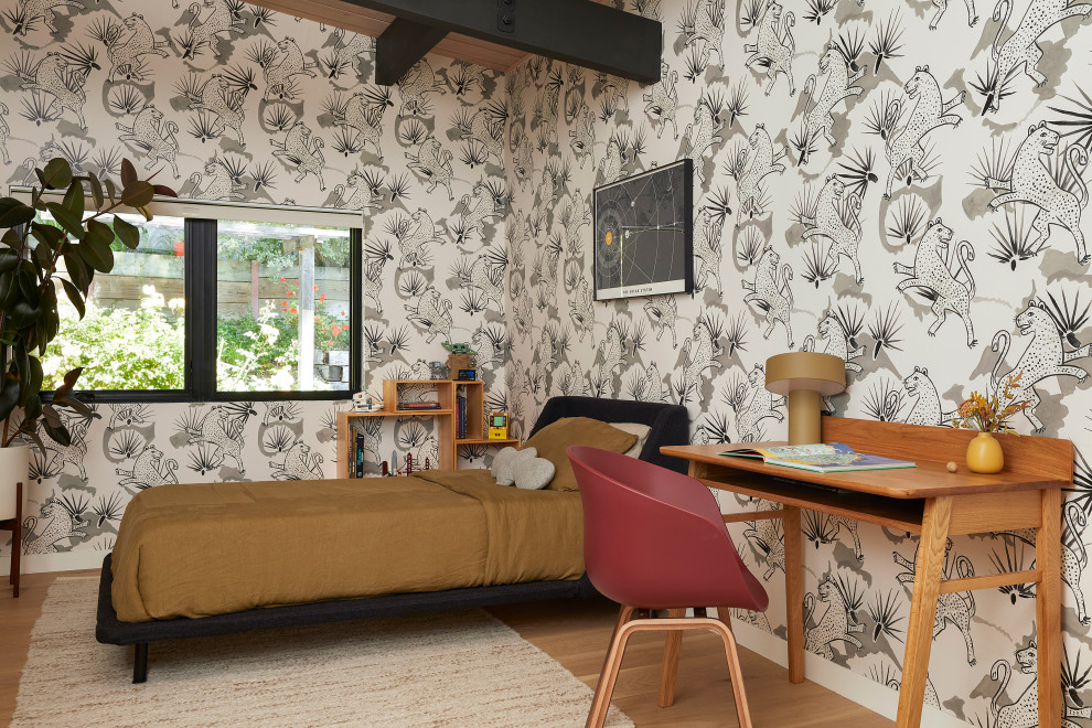 Esempio di una cameretta per bambini minimalista di medie dimensioni con pareti nere, parquet chiaro, pavimento marrone, soffitto in legno e carta da parati