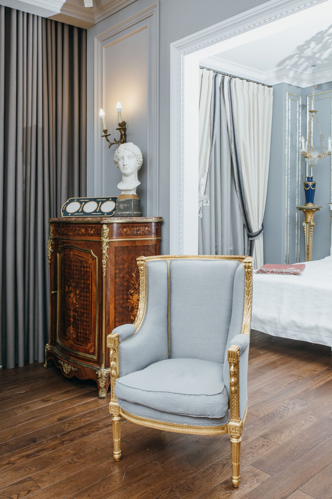 Салон предметов интерьера и антиквариата в Москве