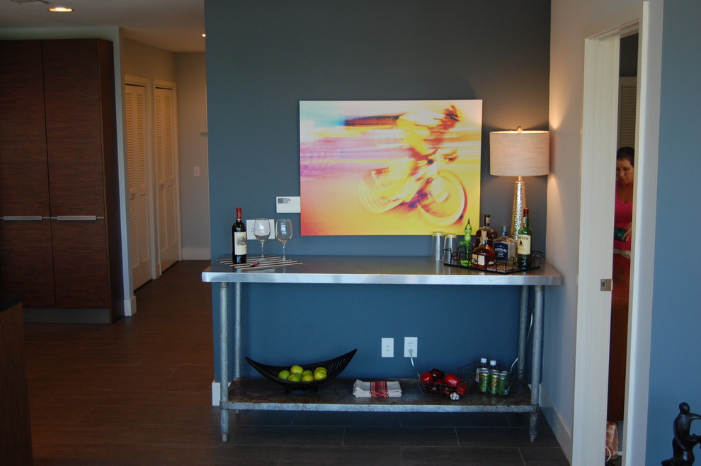 This is an example of a midcentury home bar in Tampa.