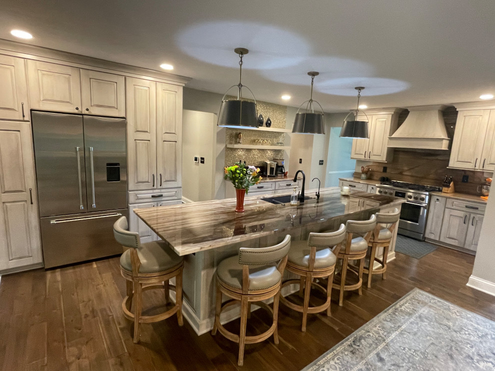 Eat-in kitchen - country brown floor eat-in kitchen idea with metallic backsplash, an island and multicolored countertops