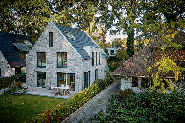 Satteldachhaus modern interpretiert contemporaneo-fachada
