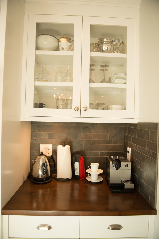 Kitchen - transitional kitchen idea in Vancouver