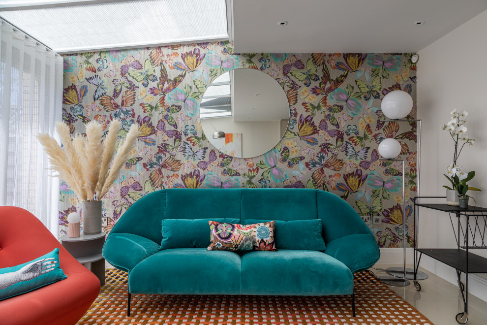 Пример оригинального дизайна: открытая гостиная комната в современном стиле с разноцветными стенами, полом из керамогранита, бежевым полом, сводчатым потолком, обоями на стенах и акцентной стеной