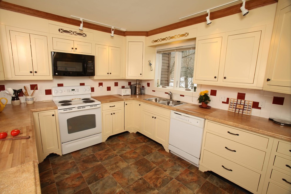 Chamberlain kitchen. Shaker style.
