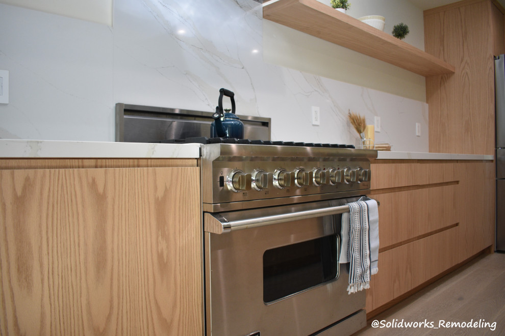 Foto de cocina comedor vintage con fregadero sobremueble, armarios con paneles lisos y una isla