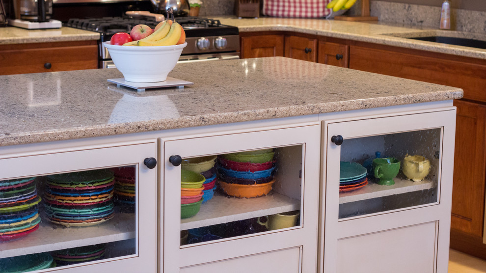 Inspiration for a mid-sized transitional kitchen remodel