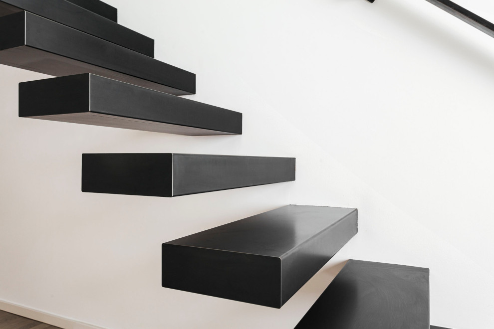 Gerade Moderne Metalltreppe mit offenen Setzstufen und Stahlgeländer in Berlin