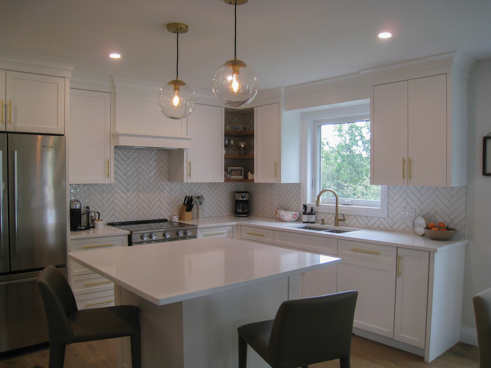 Kitchen - transitional kitchen idea in Toronto