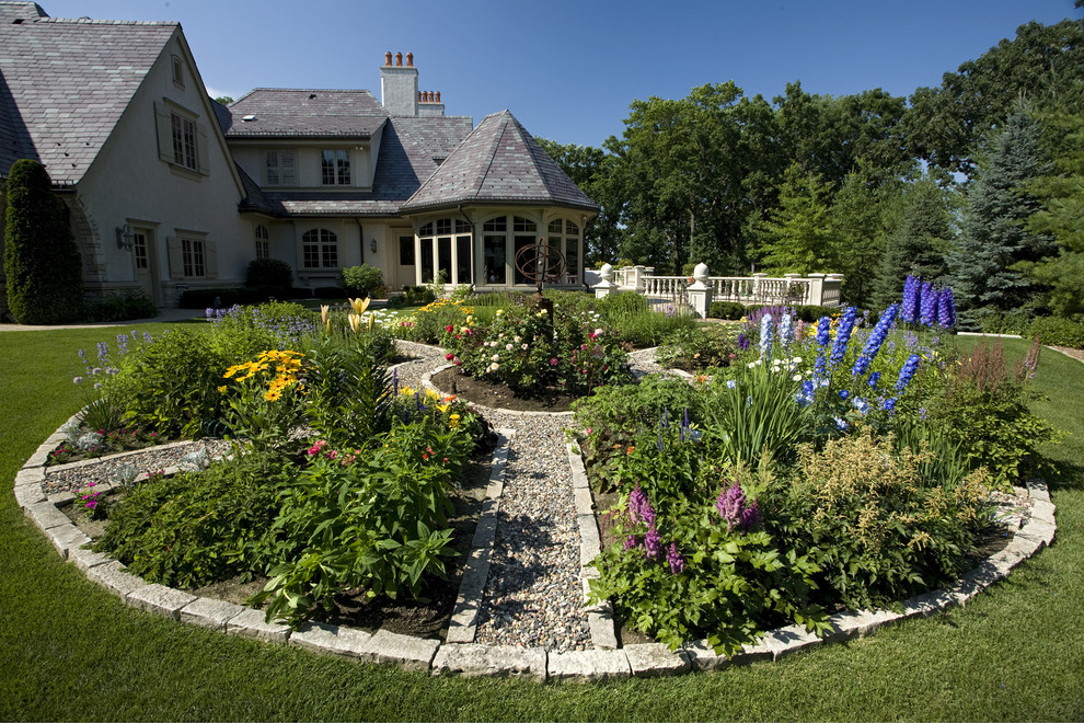 Design ideas for an expansive traditional backyard garden in Minneapolis with with flowerbed.