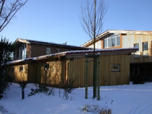 Garagen an Giebelseite mit Büro- und Wohnanbau