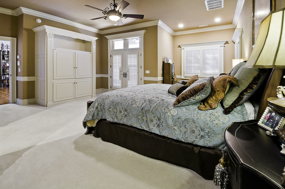 This is an example of a traditional bedroom in Little Rock.