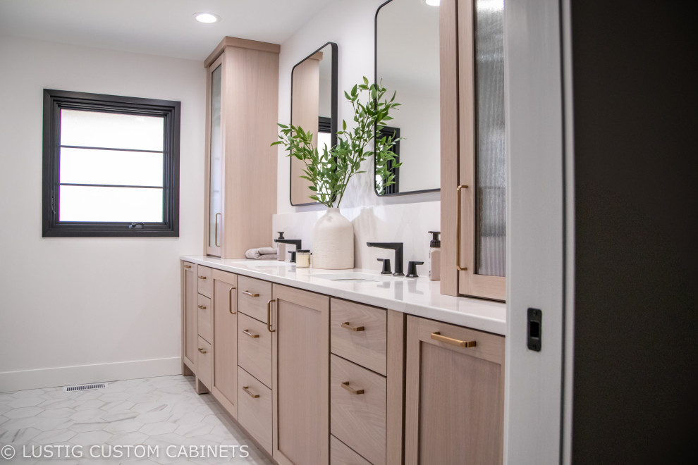 Klassisk inredning av ett stort vit vitt en-suite badrum, med släta luckor, skåp i ljust trä, en öppen dusch, ett undermonterad handfat, bänkskiva i kvarts och med dusch som är öppen