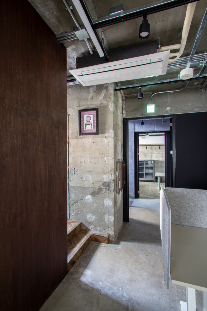 Idée de décoration pour un bureau atelier urbain en bois de taille moyenne avec un mur marron, sol en béton ciré, aucune cheminée, un bureau indépendant, un sol gris et un plafond à caissons.