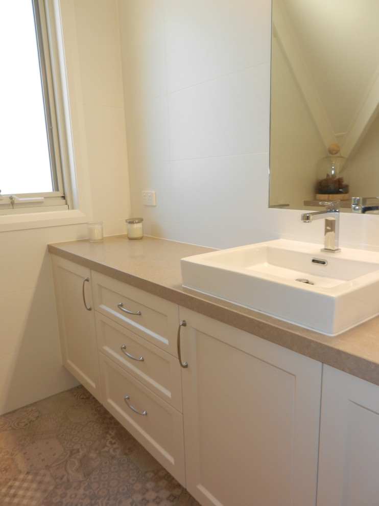 Design ideas for a contemporary bathroom in Melbourne.