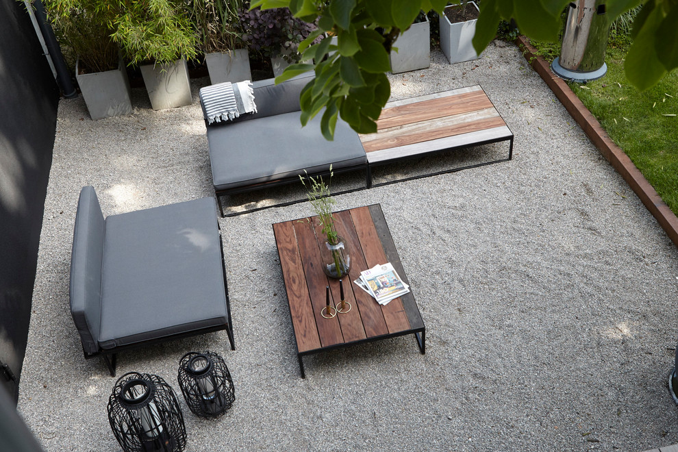 Große Moderne Terrasse hinter dem Haus in München