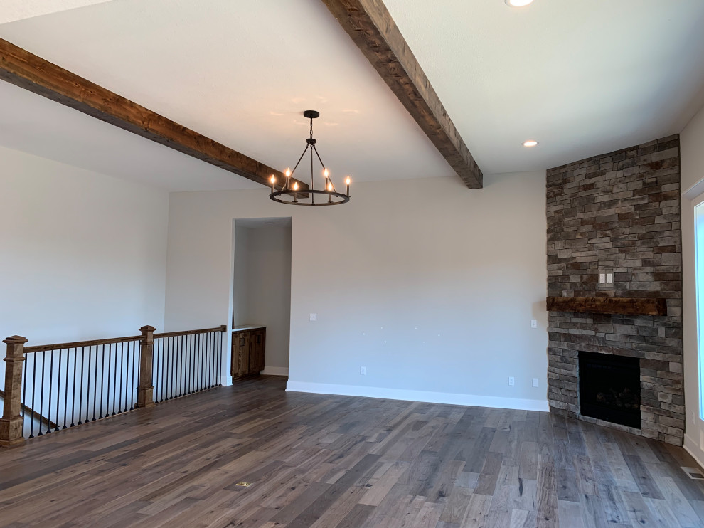 Idée de décoration pour un salon avec un mur blanc, un sol en bois brun, cheminée suspendue et un sol gris.
