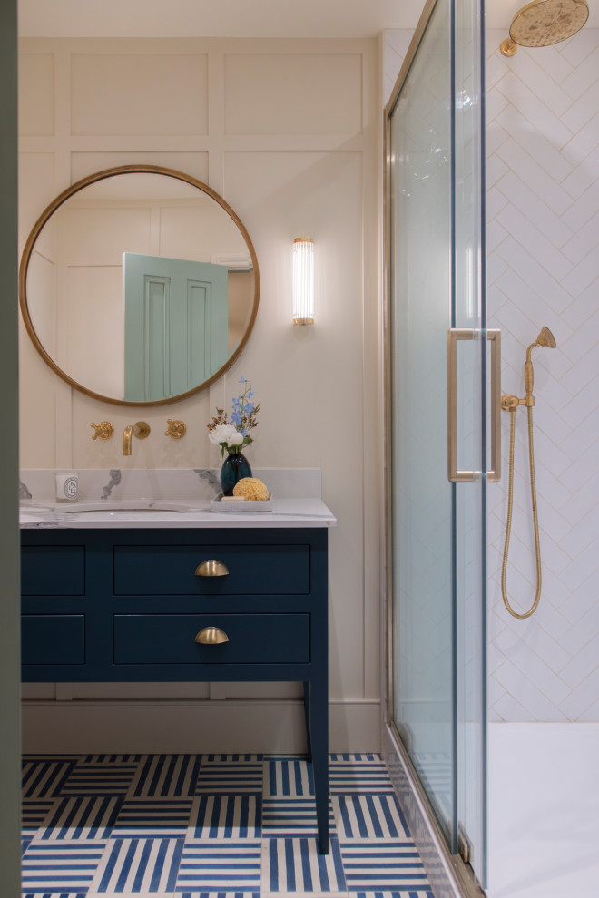 Bild på ett litet vintage vit vitt en-suite badrum, med släta luckor, vita skåp, en kantlös dusch, vit kakel, porslinskakel, vita väggar, cementgolv, marmorbänkskiva, blått golv och dusch med skjutdörr