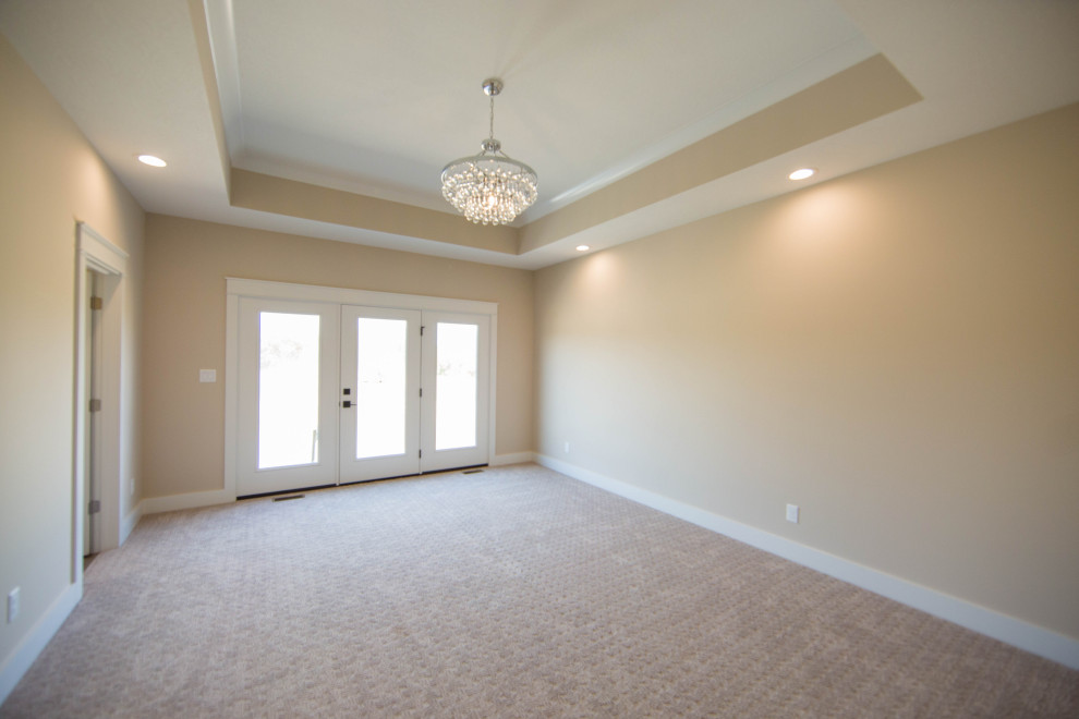 Idee per una grande camera matrimoniale classica con pareti beige, moquette, pavimento marrone e soffitto ribassato