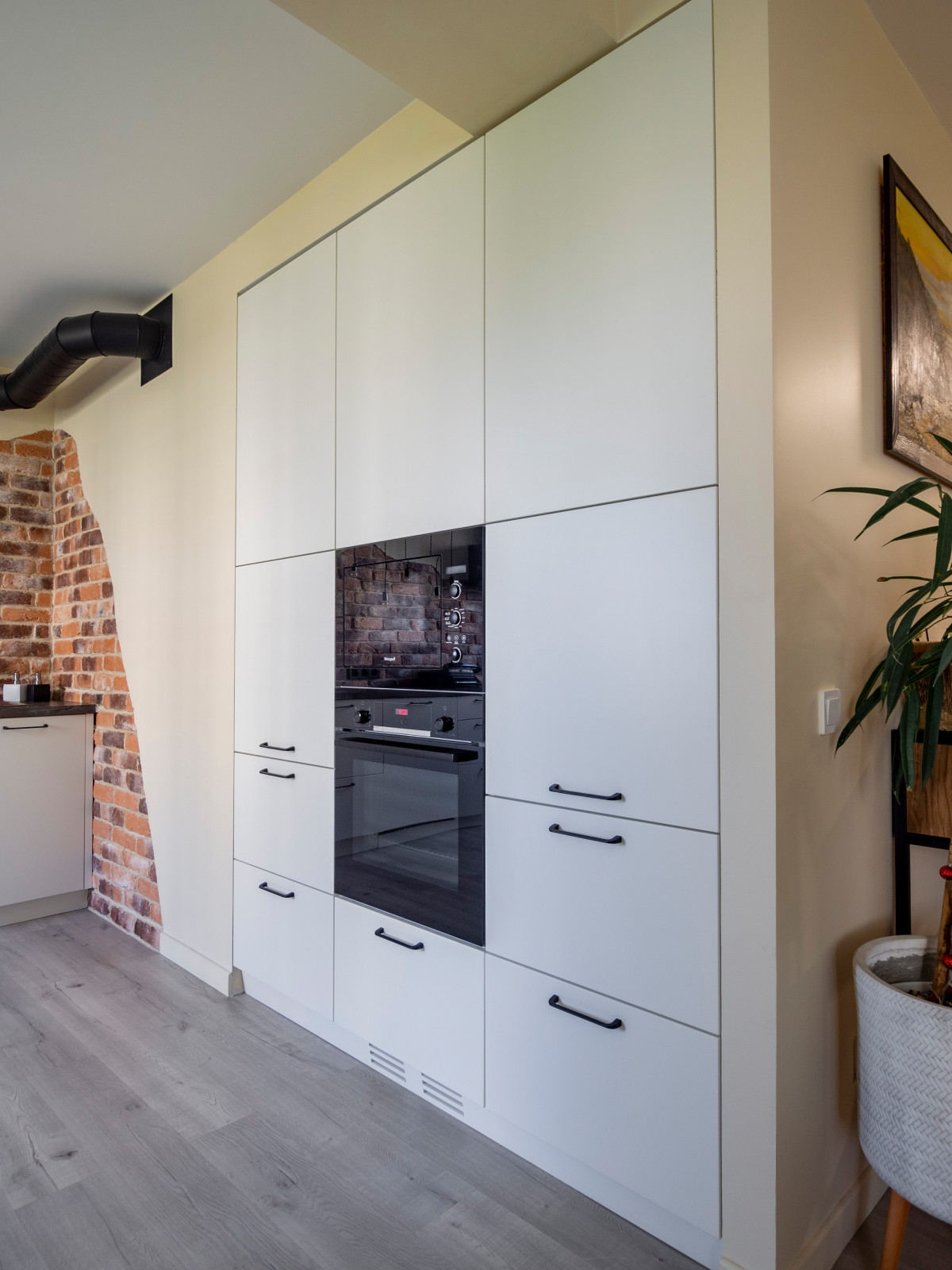 Кухня в стиле неоклассика без верхних модулей