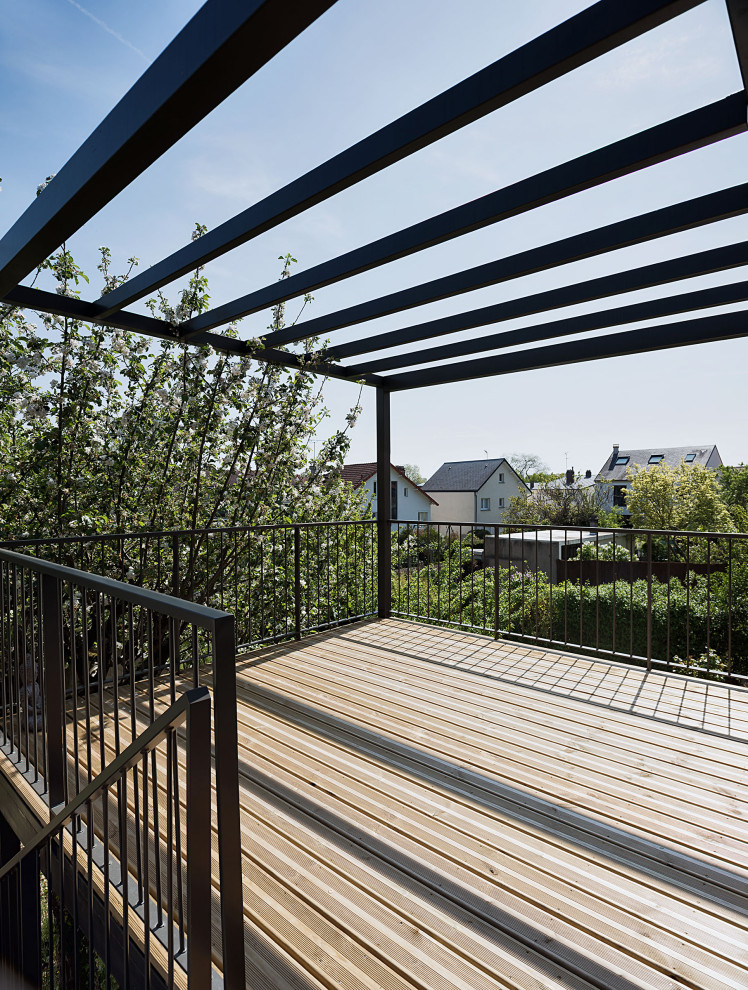 Foto di una terrazza minimal di medie dimensioni, dietro casa e al primo piano con un pontile, una pergola e parapetto in metallo