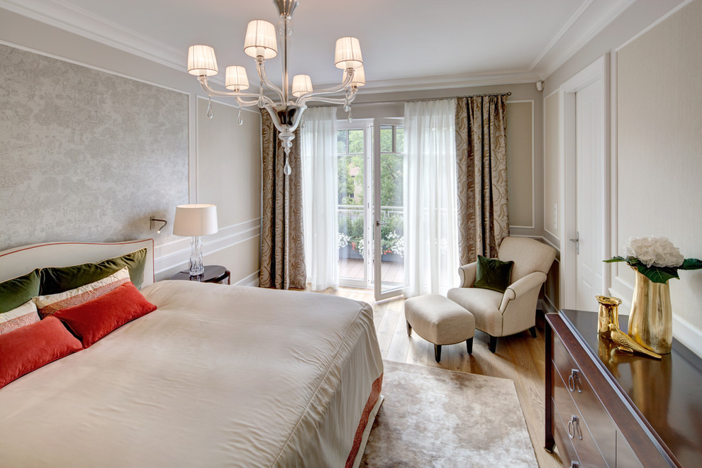 Mittelgroßes Klassisches Hauptschlafzimmer ohne Kamin mit beiger Wandfarbe, braunem Holzboden und beigem Boden in Berlin