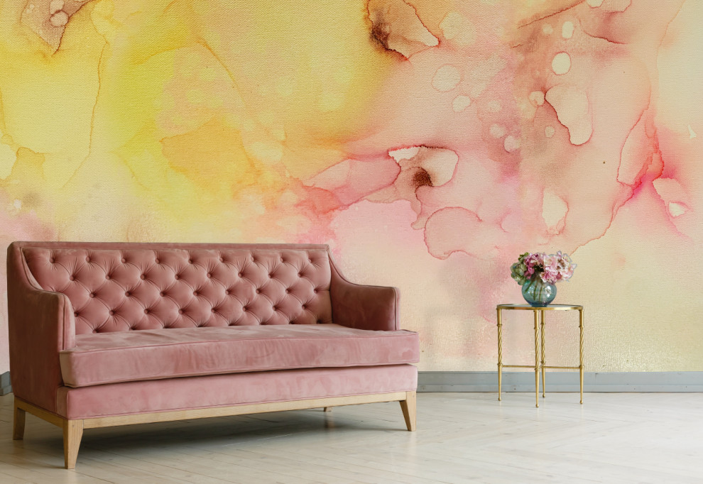 На фото: гостиная комната с розовыми стенами и обоями на стенах