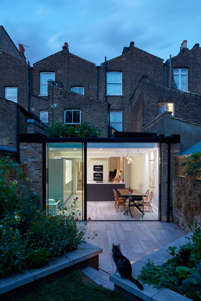 Photo of a mid-sized contemporary exterior in London.