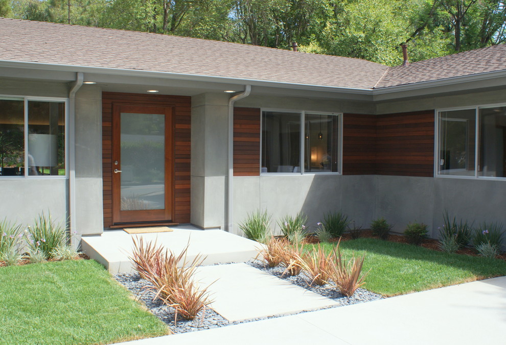 This is an example of a midcentury entryway in Los Angeles.