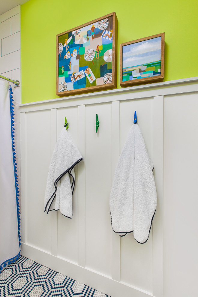 Ejemplo de cuarto de baño infantil, único, azulejo de dos tonos y blanco marinero grande con sanitario de dos piezas, suelo de baldosas de cerámica, lavabo de seno grande y panelado