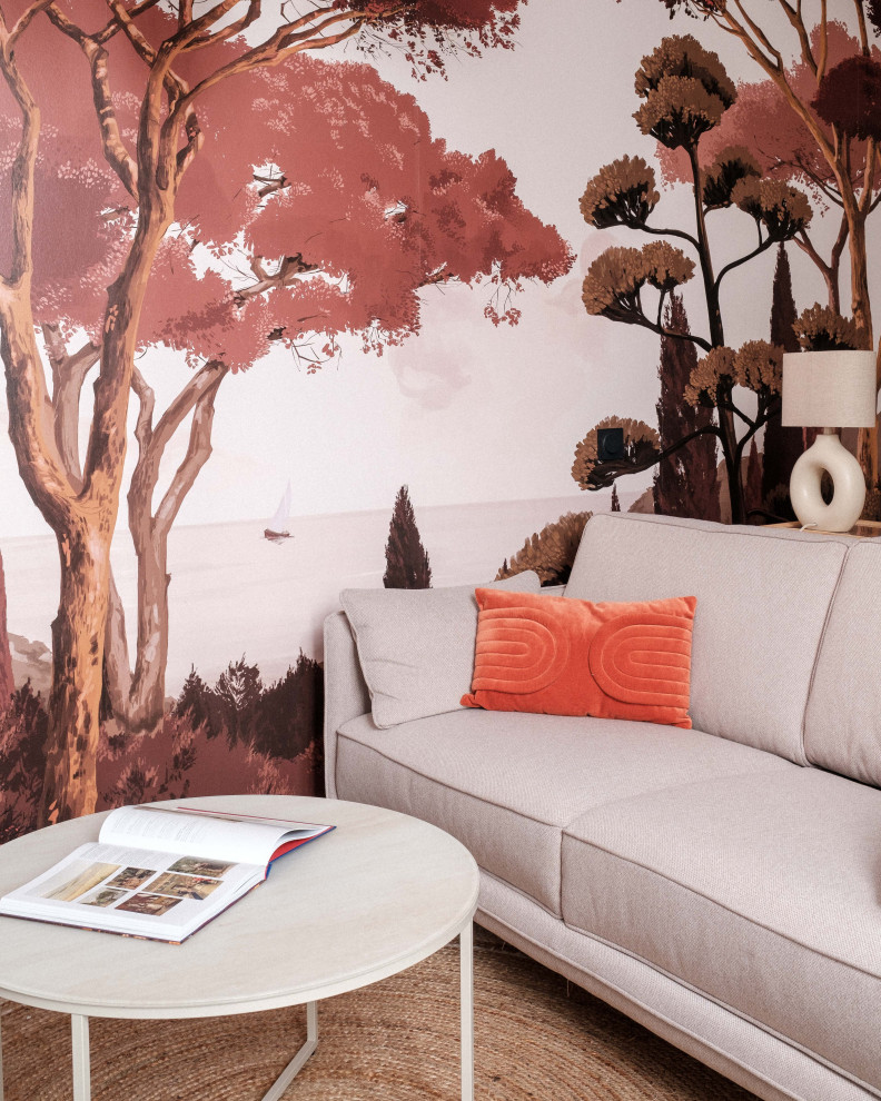 Esempio di un soggiorno shabby-chic style di medie dimensioni e aperto con pareti beige, pavimento in laminato, pavimento grigio e carta da parati