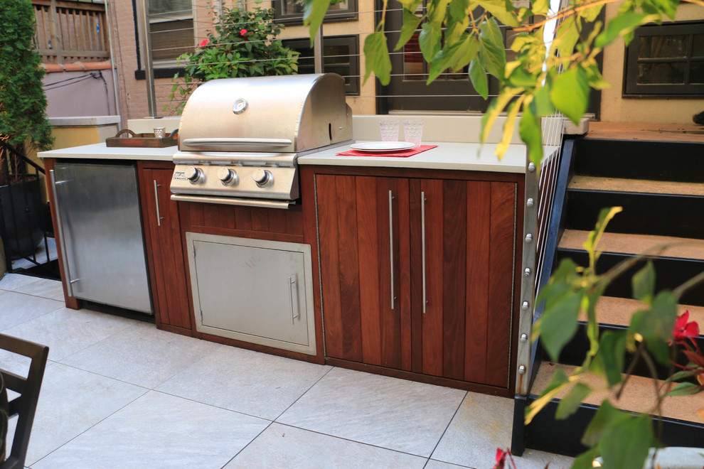 This is an example of a mid-sized contemporary rooftop deck in Chicago with an outdoor kitchen and no cover.