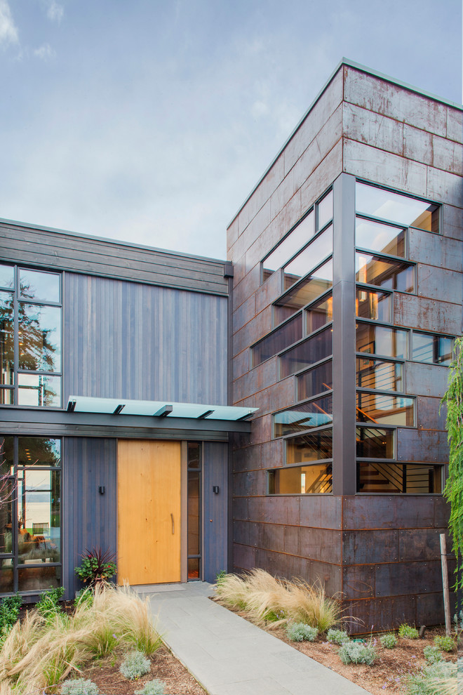 Inspiration for a mid-sized contemporary entryway in Seattle.