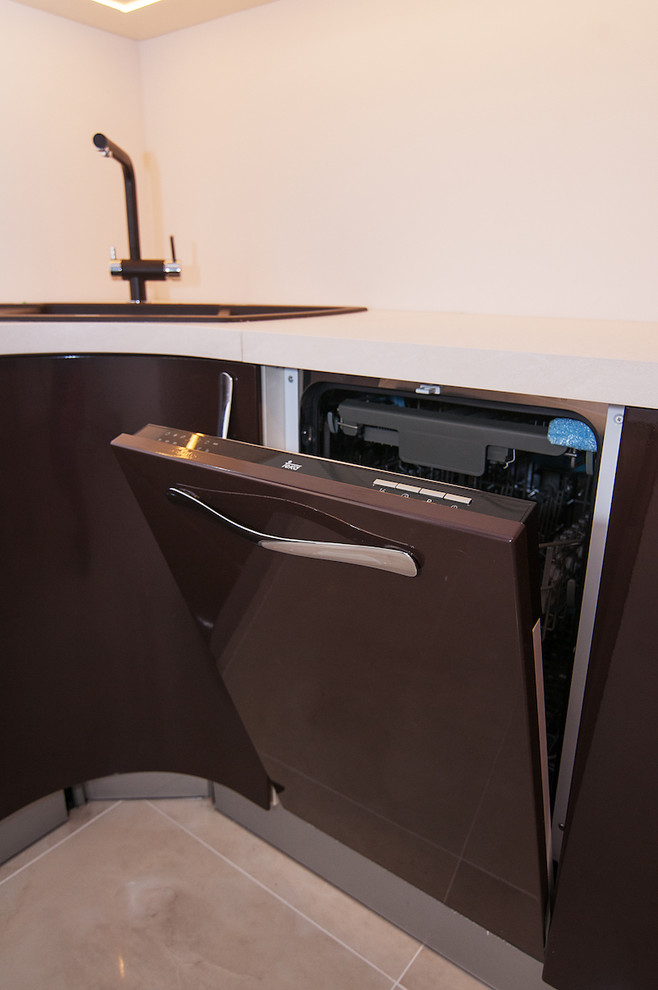 Кухня с фасадами темно-шоколадного цвета