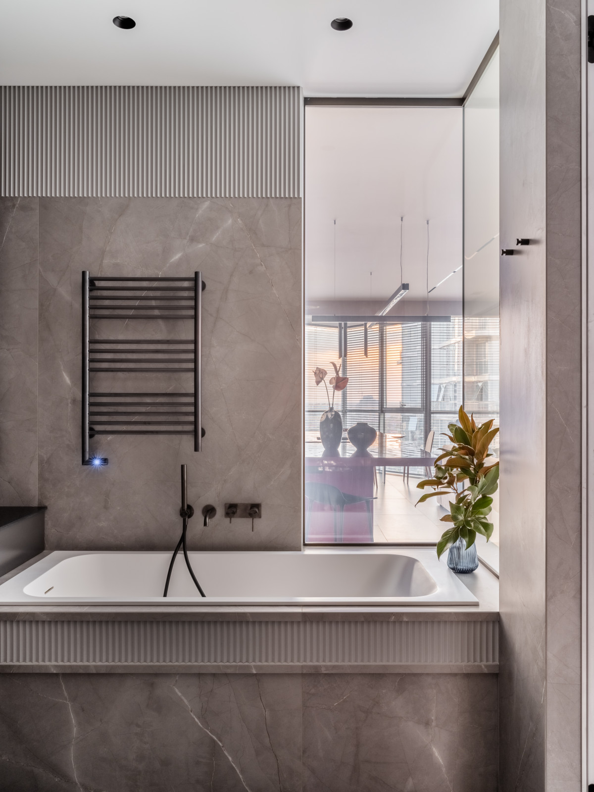 Фото реализованного проекта в современном стиле с яркими акцентами