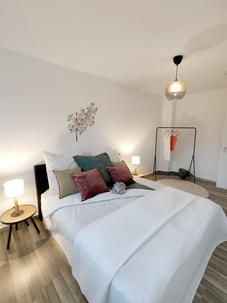 Mittelgroßes Modernes Hauptschlafzimmer ohne Kamin mit weißer Wandfarbe, Vinylboden und Tapetenwänden in Sonstige