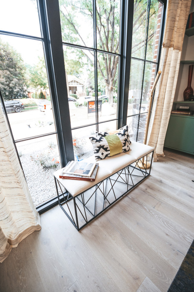 Foto de estudio actual de tamaño medio sin chimenea con paredes multicolor, suelo de madera en tonos medios y escritorio independiente
