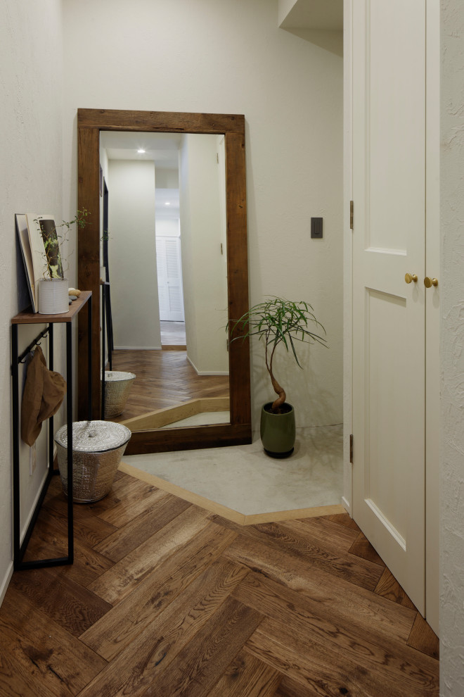 Esempio di un corridoio stile marinaro di medie dimensioni con pareti bianche, pavimento in legno massello medio, pavimento marrone, soffitto in carta da parati, pareti in perlinato e armadio