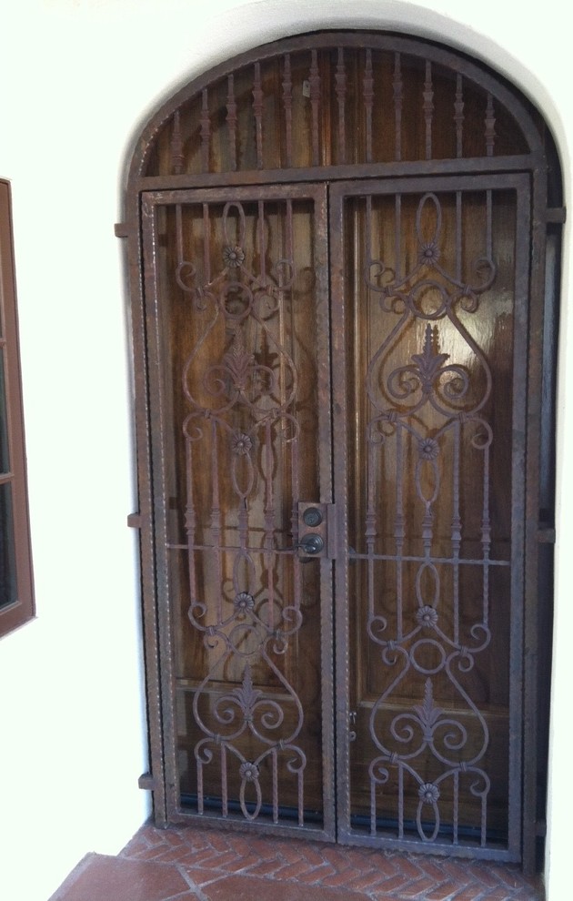 Photo of a traditional entryway in San Diego.